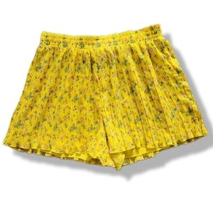 Chelsea & Violet Yellow Pleated Lightly Lined Floral Shorts Size Large NWT